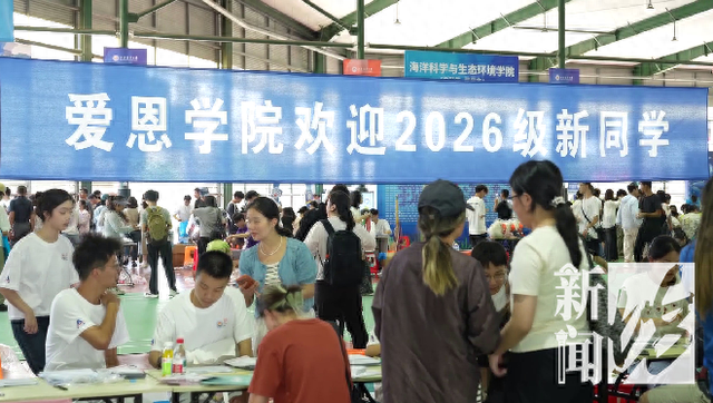 上海知名高校，送新生的家长在体育馆住帐篷？
